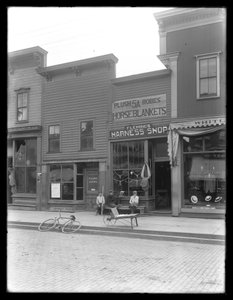Tre uidentifiserte gutter utenfor Fleming's Harness Shop, muligens Cochranton, Pennsylvania, ca. 1913 av William Davis Hassler