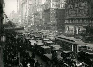 Times Square, overfylt med biler, busser og mennesker, ca. 1917 av William Davis Hassler