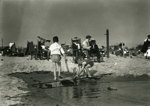 To barn leker med trerester på grunne, Coney Island, ca. 1910-21 av William Davis Hassler