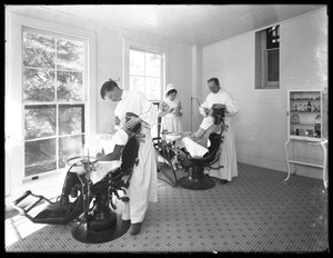 To pasienter undersøkes, tannlegerom, Seton Hospital, Spuyten Duyvil, Bronx, 30. oktober 1914 av William Davis Hassler