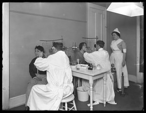 To pasienter undersøkes, Undersøkelsesrom #1, Seton Hospital, Spuyten Duyvil, Bronx, 30. oktober 1914 av William Davis Hassler