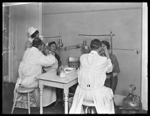 To pasienter undersøkes, Undersøkelsesrom #2, Seton Hospital, Spuyten Duyvil, Bronx, 30. oktober 1914 av William Davis Hassler