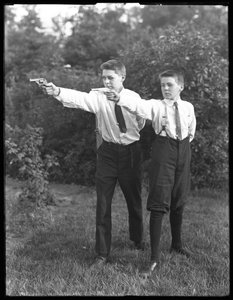 To uidentifiserte gutter poserer med siktepistoler, juli 1915 av William Davis Hassler