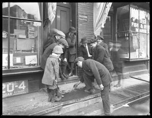 Uidentifiserte gutter som skyter craps på en stoop, New York City, 30. mai 1915