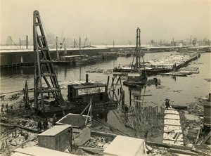 Uidentifisert industriområde ved sjøen, ca. 1910-21 av William Davis Hassler
