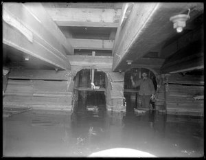 Arbeider inne i W. 129th Street sewer, New York, ca. 1911 av William Davis Hassler
