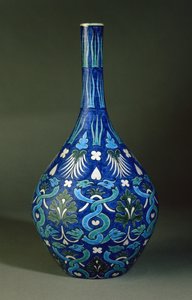 Flaskevase, produsert av William de Morgan & Co., dekorert av James eller John Hersey, Sand's End Pottery av William de Morgan