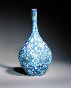 Stor flaskeformet vase dekorert i persisk stil med sammenflettede slanger og bladmotiver, malt av James eller John Hersey av William de Morgan