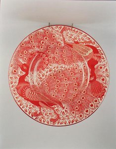 Ruby- og gullglanslader dekorert med to påfugler, malt av Charles Passenger, ca. 1890 (keramikk) av William de Morgan