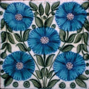 Fliser med blomsterdesign i persisk stil (keramikk) av William de Morgan
