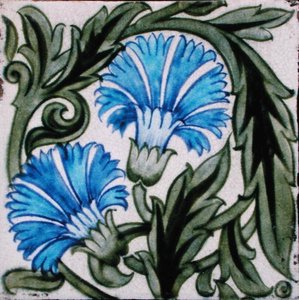 Fliser med blomsterdesign (keramikk) av William de Morgan