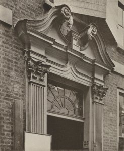 Doorway, Crutched Friars, London (s/hvitt-bilde) av William Galsworthy Davie