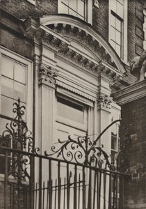 Doorway, North Pallant, Chichester (s/hvitt bilde) av William Galsworthy Davie