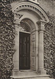 Doorway, Steyning, Sussex (s/hvitt bilde) av William Galsworthy Davie