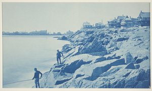 To menn som fisker fra steiner på badebyen av William H. Cades