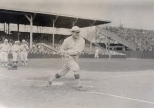 Mike Donlin, Pittsburgh Pirates -utespiller, tar en treningssving av William H. Trefts Jr.