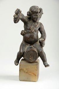 Kjerub på et vinfat (malt gips) av William Hamo Thornycroft