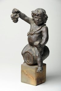 Kjerub på et vinfat (malt gips) av William Hamo Thornycroft