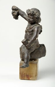 Kjerub på et vinfat (malt gips) av William Hamo Thornycroft