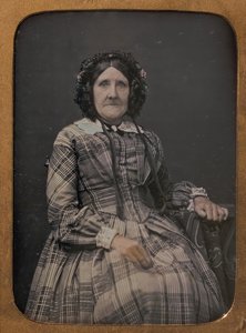 Sittende eldre kvinne iført rutete kjole og panser, 1854-60. av William Hardy Kent