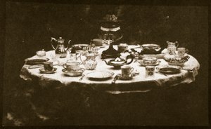 Et elegant dekket bord, ca. 1841 (saltpapirtrykk fra calotype negativ) av William Henry Fox Talbot