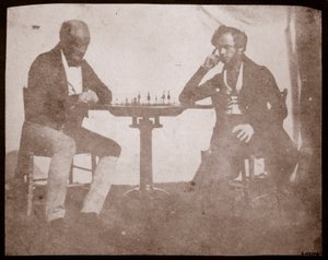 Nicolaas Henneman vurderer sitt trekk i et parti sjakk, september 1841 (saltpapirtrykk fra kalorinegativ) av William Henry Fox Talbot