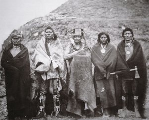 Pawnee-folk foran en tribal jordhytte, ca. 1869 (s/hvitt-bilde)