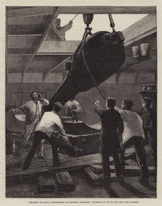 Bevæpning av HMS Northampton i Chatham Dockyard, senker en 18-tonns pistol ned i batteriet