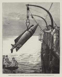 Torpedo-praksis av HMS Thunderer, heising av en Whitehead-torpedo om bord etter et eksperimentelt løp