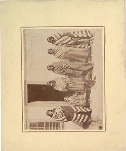 Gruppe på fem indianerkvinner med ung jente og baby, 1871 (sepia-bilde) av William Hicks Jackson