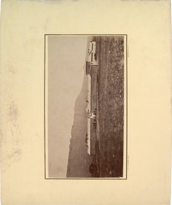 Utsikt over en stockade med flere menn samlet ved inngangsporten, 1871 (sepia-bilde) av William Hicks Jackson