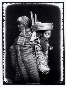 Navajo-kvinne som bærer en papoose på ryggen, ca. 1914 (bw-bilde)