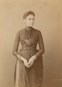 Skapkort av en kvinne, 1885-1892. av William J. Kuebler