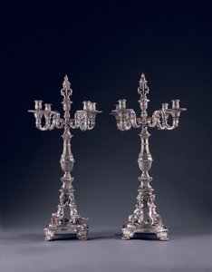 Et par svært viktige tyske fire-lys kandelaber, bestilt for George II, laget av Balthasar Friedrich Behrens, Hannover, 1736-37