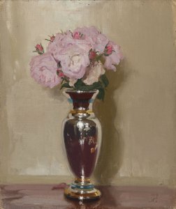 Rosa roser i en sølvglansvase