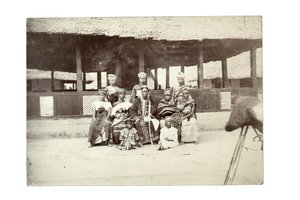 Innfødte høvdinger og harem, Mendi land (gelatinsølvtrykk) av William Turnbull Balmer