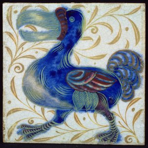 Flis med fugledesign (keramikk) av William de Morgan