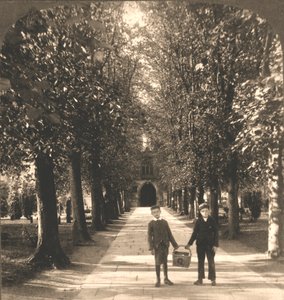 Approach to Trinity Church, Stratford on Avon, England, 1905. av Works and Sun Sculpture Studios