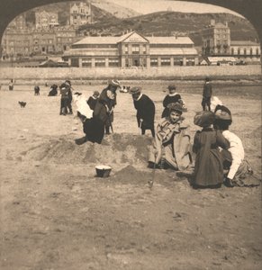 På stranden ved Llandudno, Wales, 1894. av Works and Sun Sculpture Studios