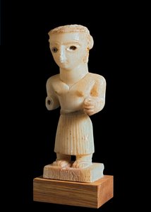 Statuett av en mann, innskrevet av Madrarum-klanen, fra Nugub, nær Beihan, Sør-Jemen, 1.-2. århundre e.Kr. (alabaster)