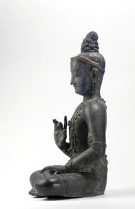 Bodhisattva i nepalesisk-kinesisk stil (lakk, klut, spor av blå, gull og grønn maling og bladgull) av Yuan Dynasty Chinese School