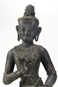 Bodhisattva i nepalesisk-kinesisk stil (lakk, klut, spor av blå, gull og grønn maling og bladgull) av Yuan Dynasty Chinese School