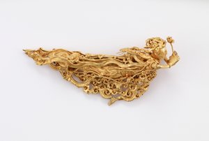 En av et par Apsaraser, buddhistiske himmelske vesener (gull)