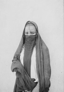 A Veiled Woman, Kairo, ca. 1910 (s/hvitt-bilde) av . .