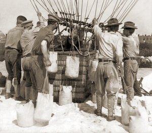 Feste sandsekker til kurven til en ballong, Fort Myer, USA av Hippolyte Lalaise Devéria