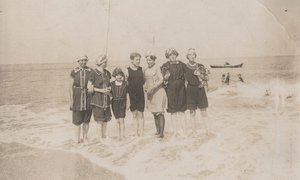 Badefest, Houlgate, september 1911 (s/hvitt-bilde) av Hippolyte Lalaise Devéria