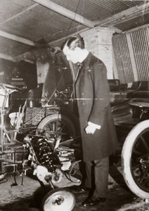 CS Rolls ser på motoren til en bil i garasjen hans, ca 1900 av Ferdinand Georg Waldmuller