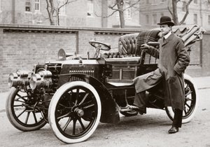CS Rolls står ved siden av en 20 hk Panhard-bil av Ferdinand Georg Waldmuller