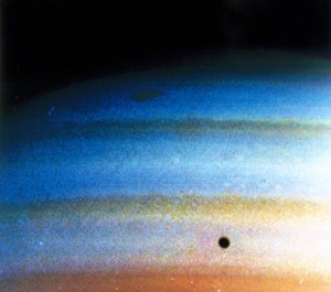 Skymønstre på Saturn, fotografert av Voyager 1 av Frederick (attr. to) Barnard