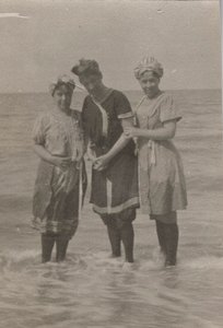 Detalj, badefest, Houlgate, september 1911 (s/hvitt-bilde) av Hippolyte Lalaise Devéria